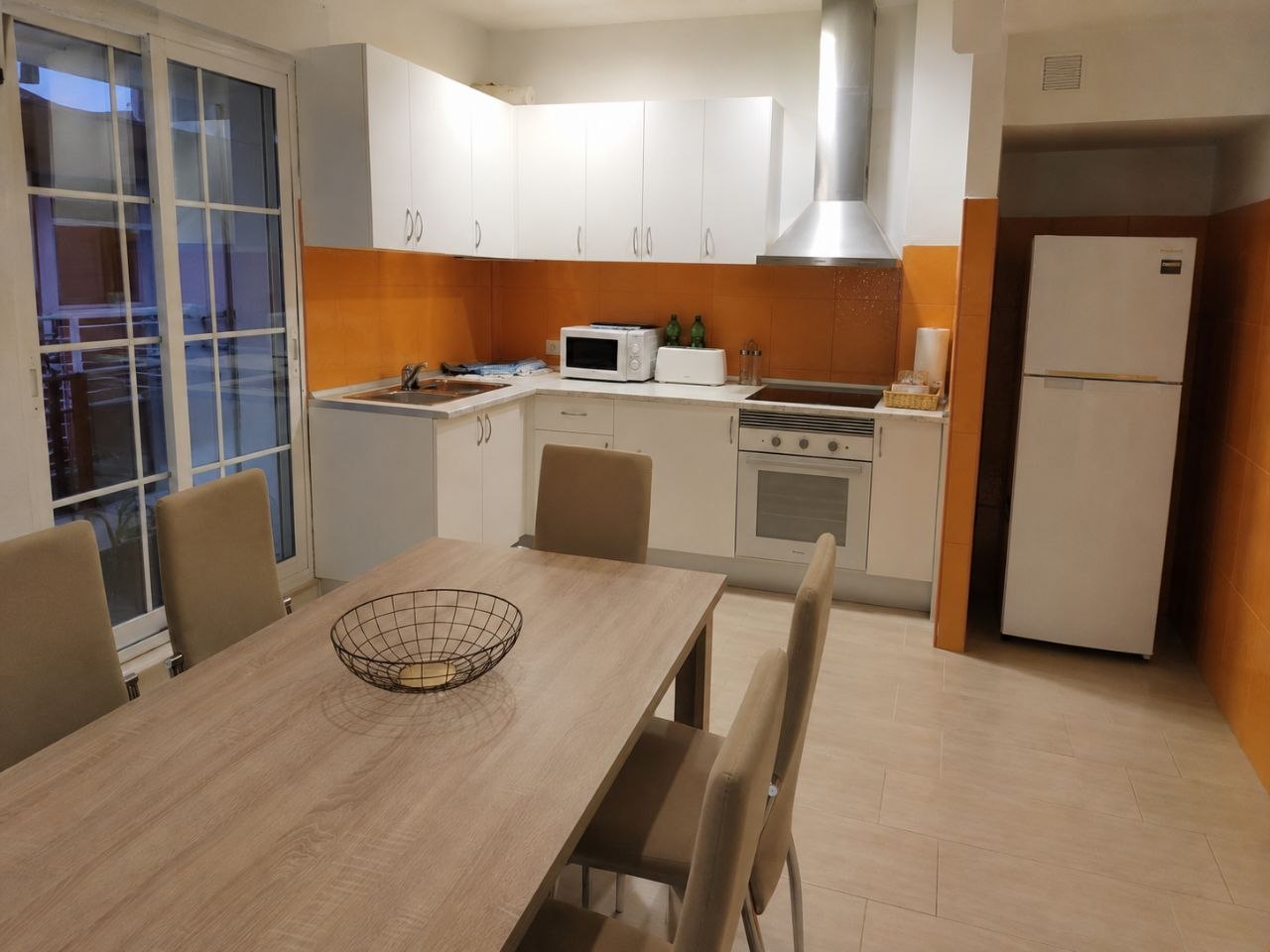 Amplio piso de cuatro habitaciones en el centro de Alicante — 2