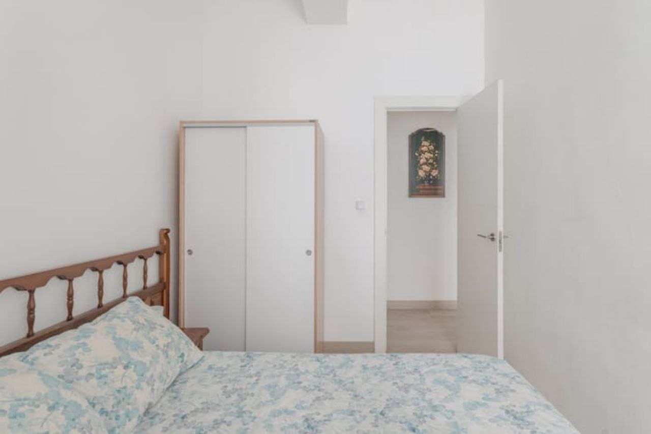 Amplio piso de cuatro habitaciones en el centro de Alicante — 4