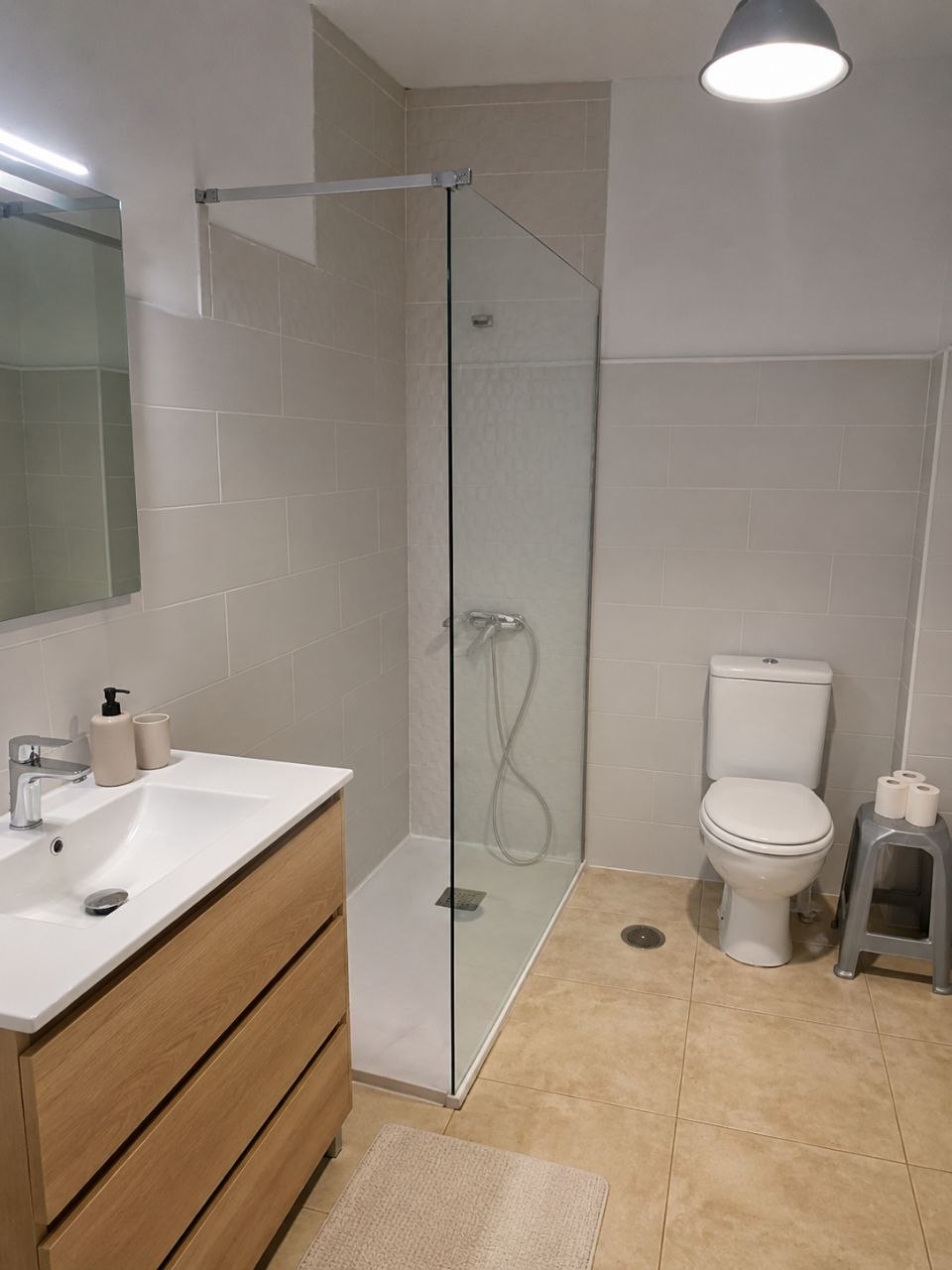 Amplio piso de cuatro habitaciones en el centro de Alicante — 10
