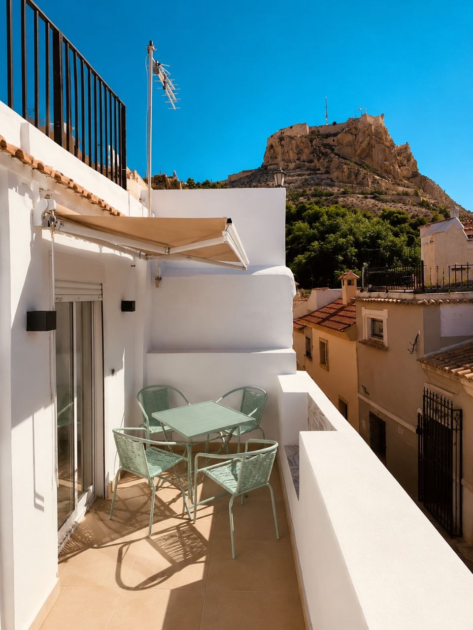 Apartamento de diseño con terraza y vistas al Castillo de Santa Bárbara — 9