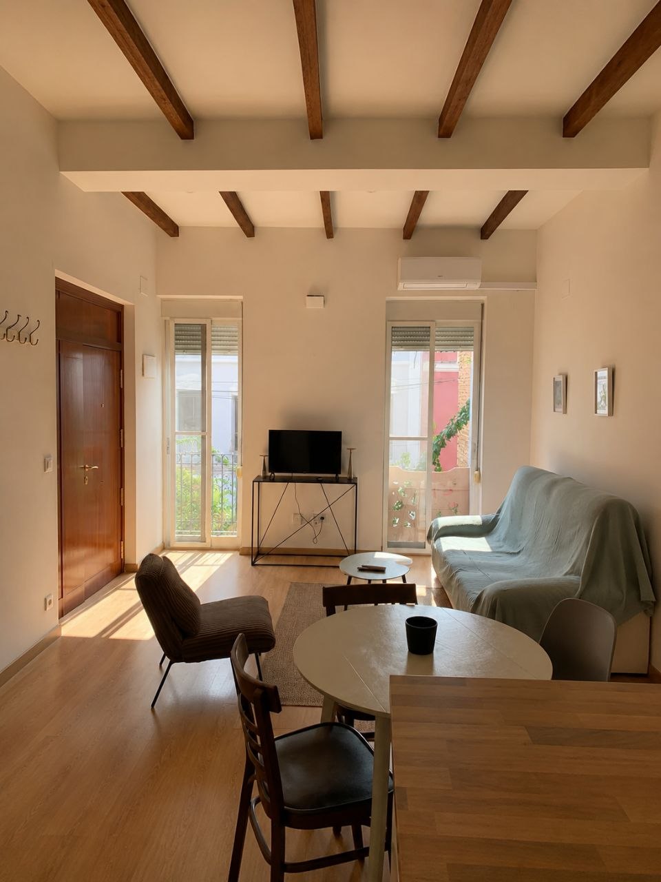 Apartamento moderno con vigas de madera en el centro de Valencia