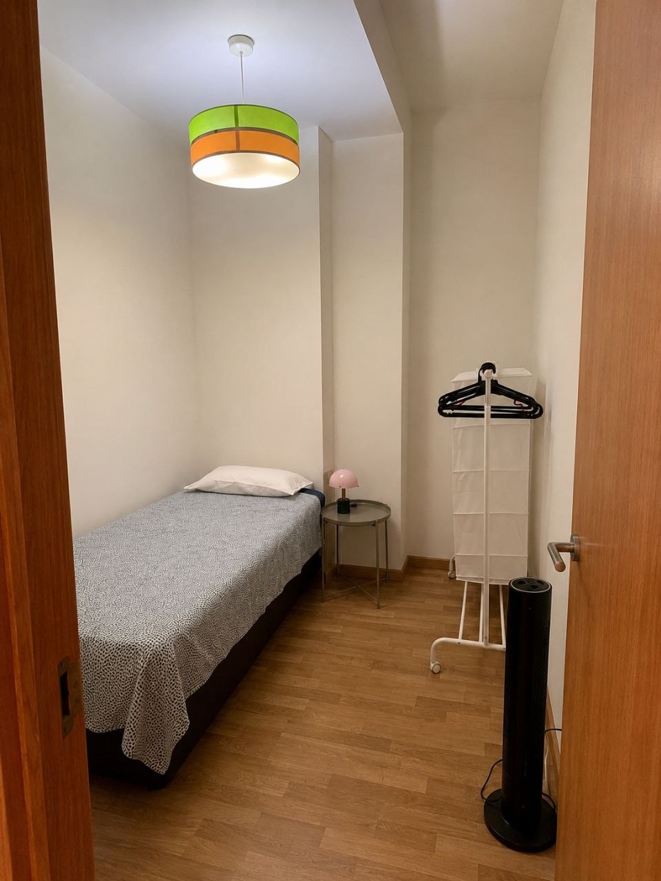 Apartamento moderno con vigas de madera en el centro de Valencia — 2