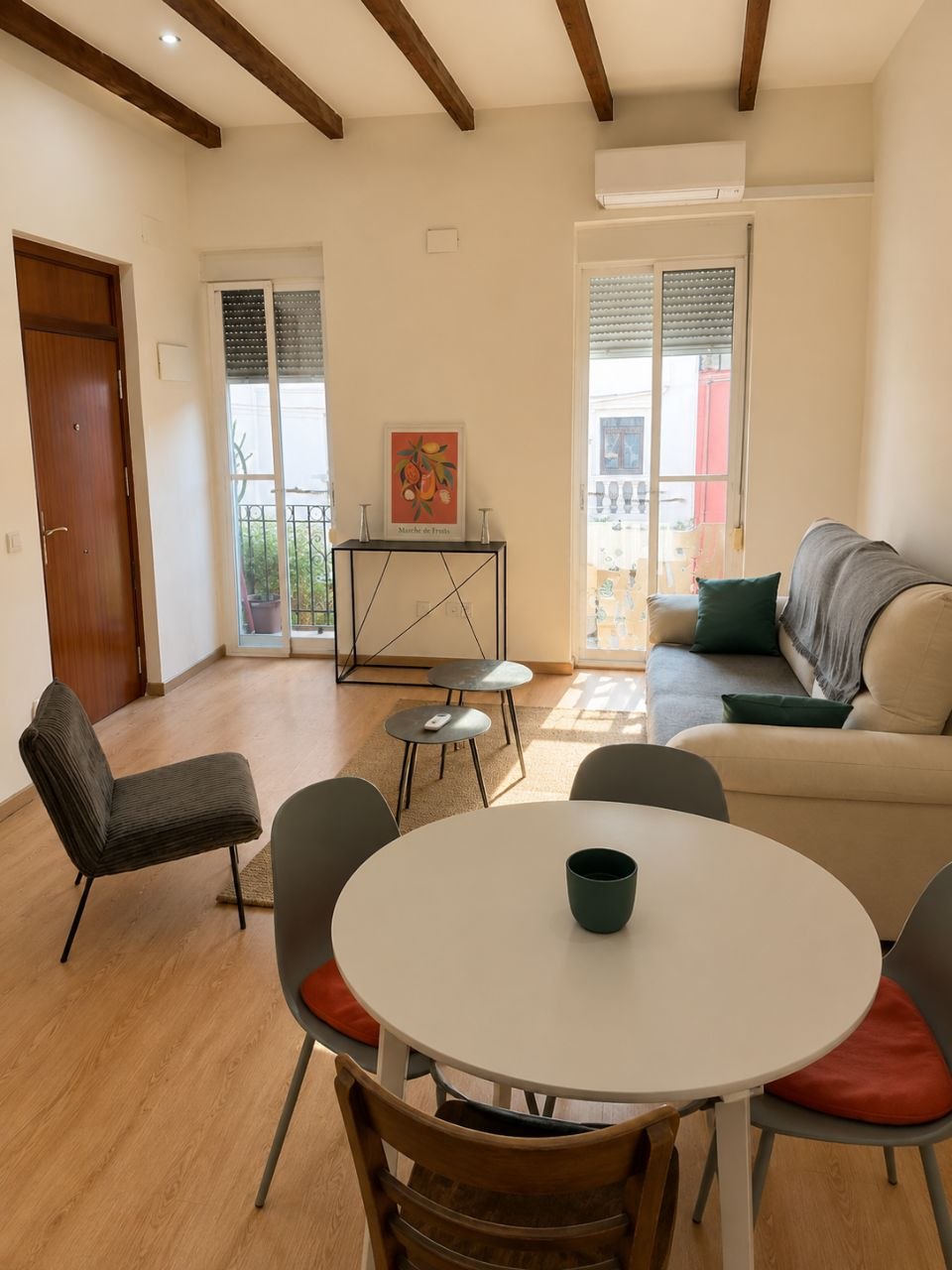 Apartamento moderno con vigas de madera en el centro de Valencia — 4