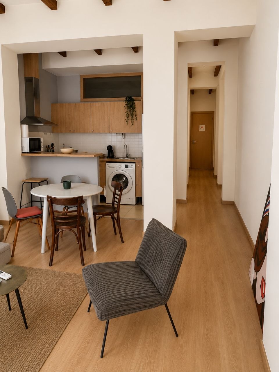 Apartamento moderno con vigas de madera en el centro de Valencia — 5