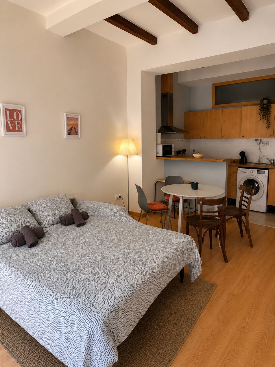 Apartamento moderno con vigas de madera en el centro de Valencia — 6