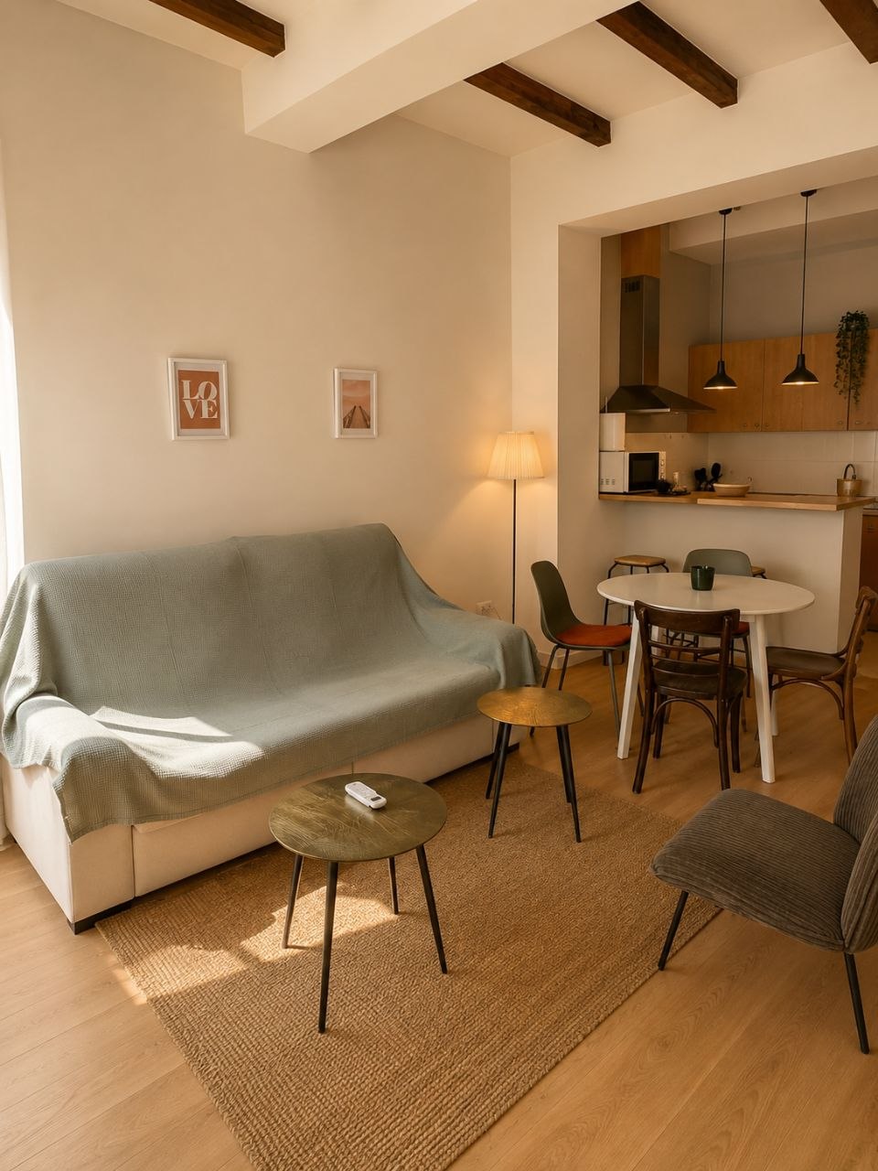 Apartamento moderno con vigas de madera en el centro de Valencia — 7