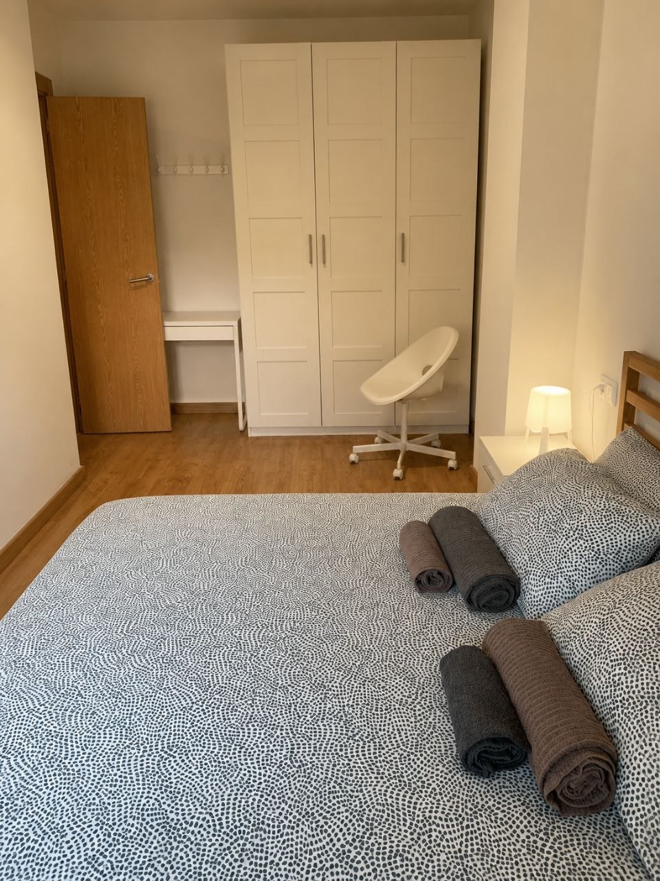 Apartamento moderno con vigas de madera en el centro de Valencia — 8