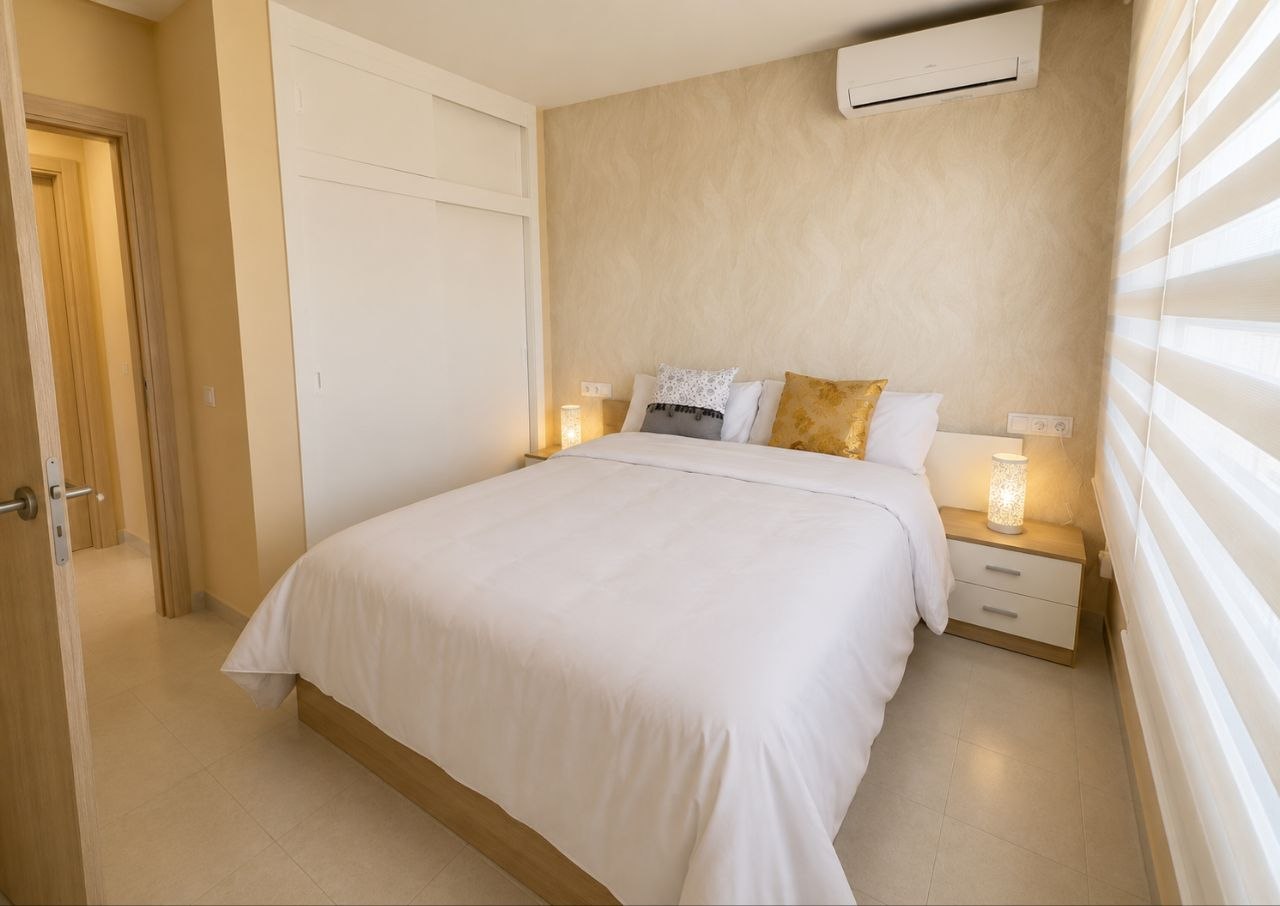 Habitación luminosa en apartamento reformado en Alicante — 3