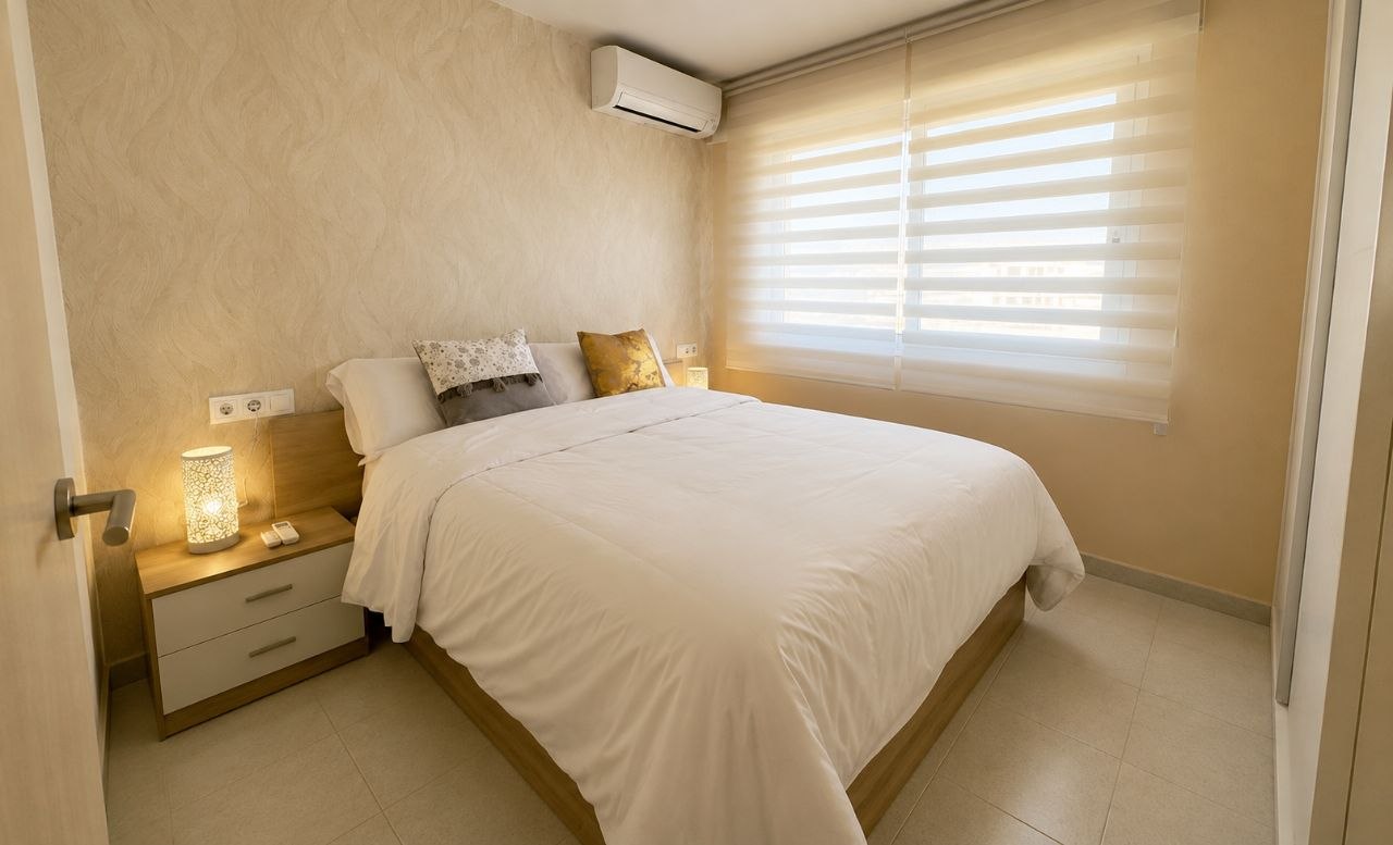 Habitación luminosa en apartamento reformado en Alicante — 4