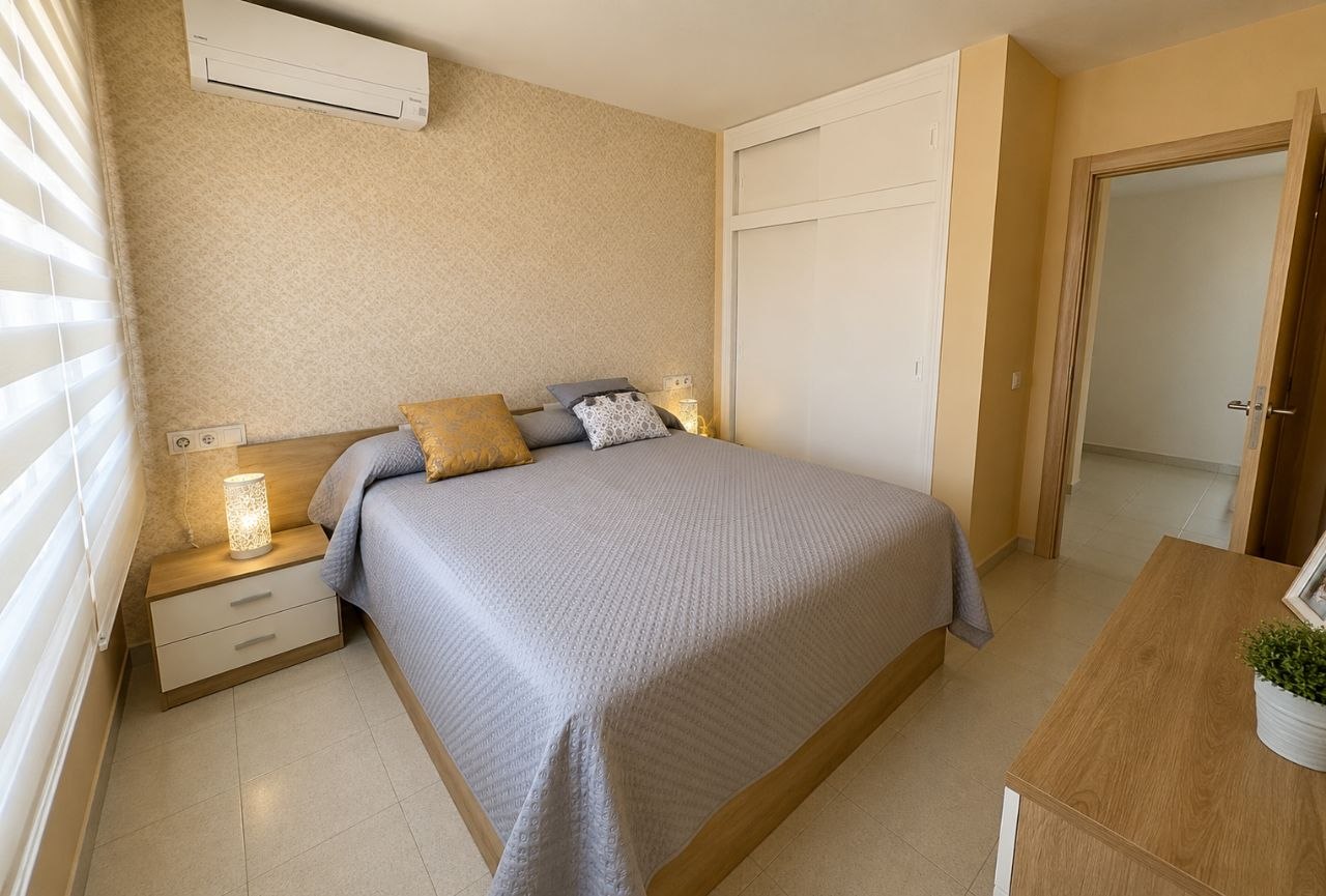 Habitación luminosa en apartamento reformado en Alicante — 7