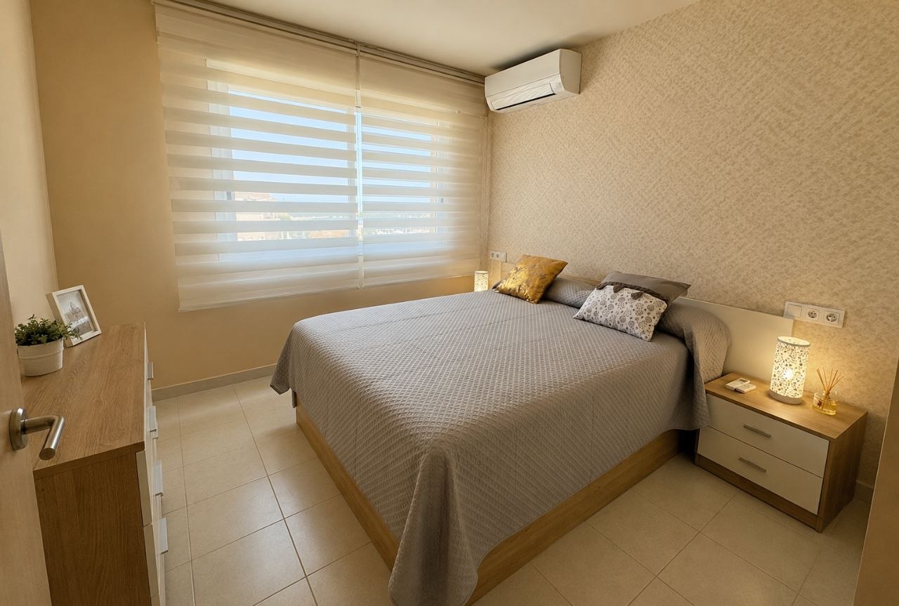 Habitación luminosa en apartamento reformado en Alicante — 8