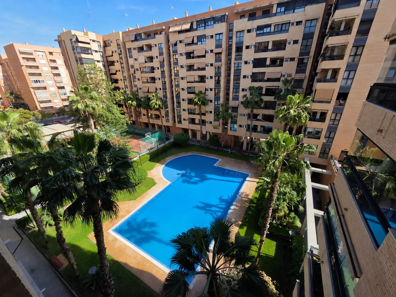Habitación amplia en apartamento moderno con piscina en Alicante