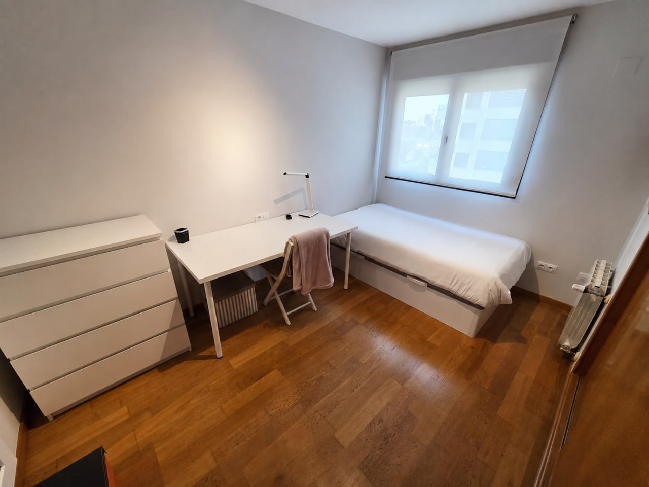 Habitación amplia en apartamento moderno con piscina en Alicante — 3