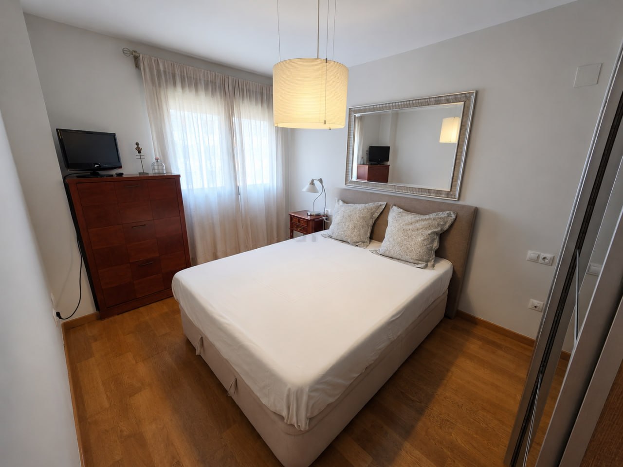Habitación amplia en apartamento moderno con piscina en Alicante — 4