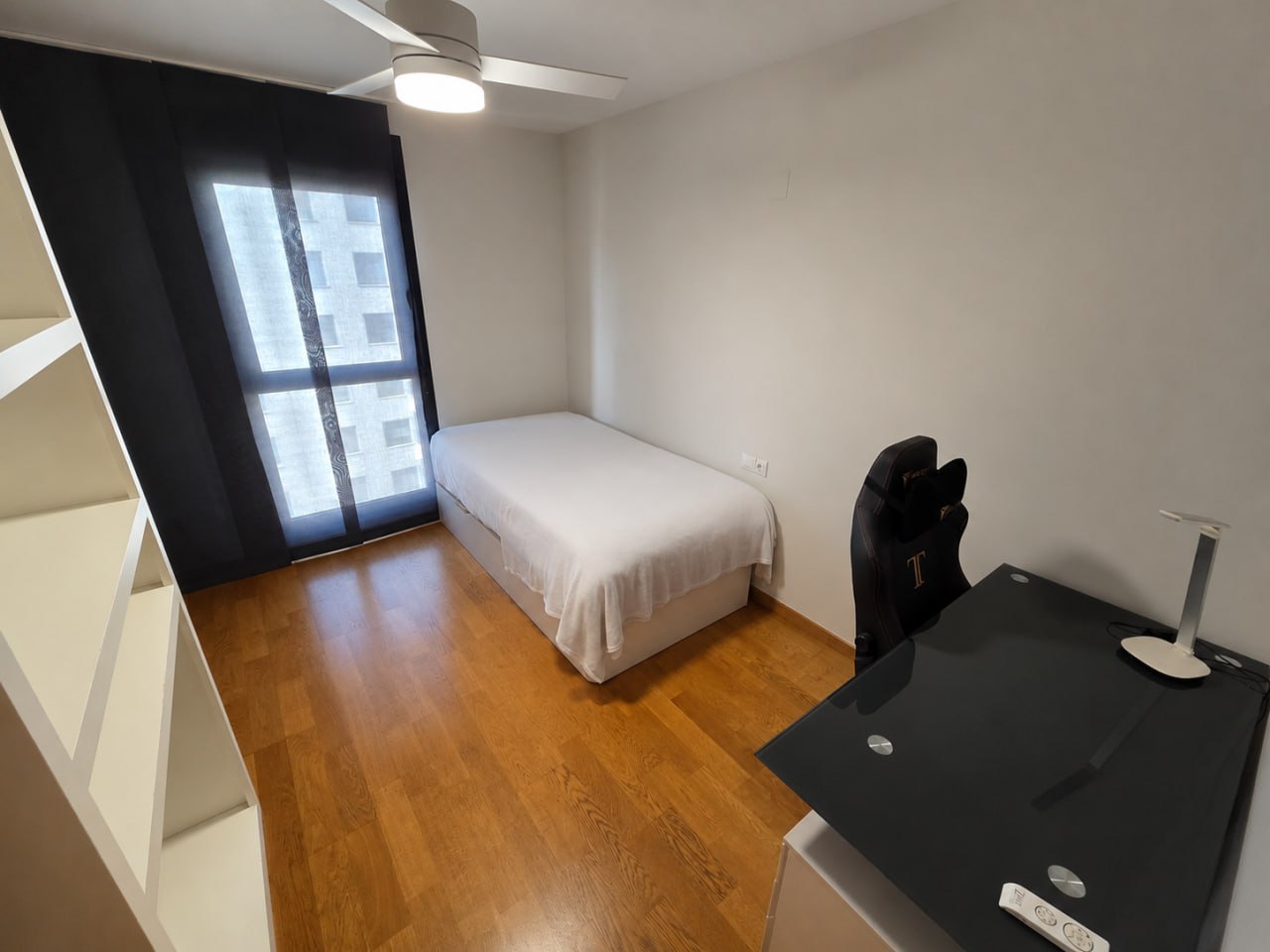 Habitación amplia en apartamento moderno con piscina en Alicante — 6