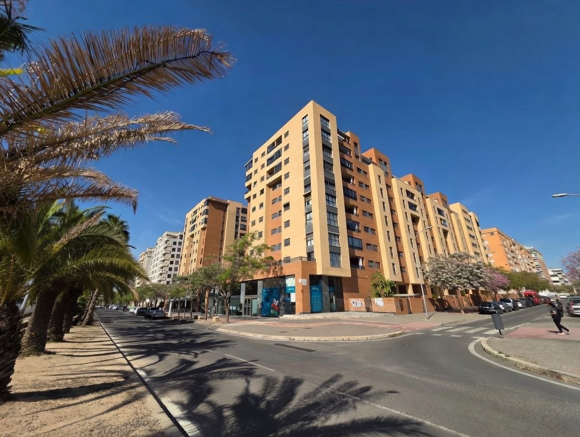 Habitación amplia en apartamento moderno con piscina en Alicante — 7