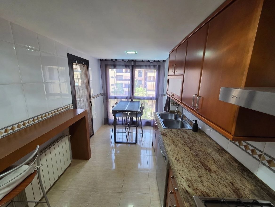 Habitación amplia en apartamento moderno con piscina en Alicante — 8