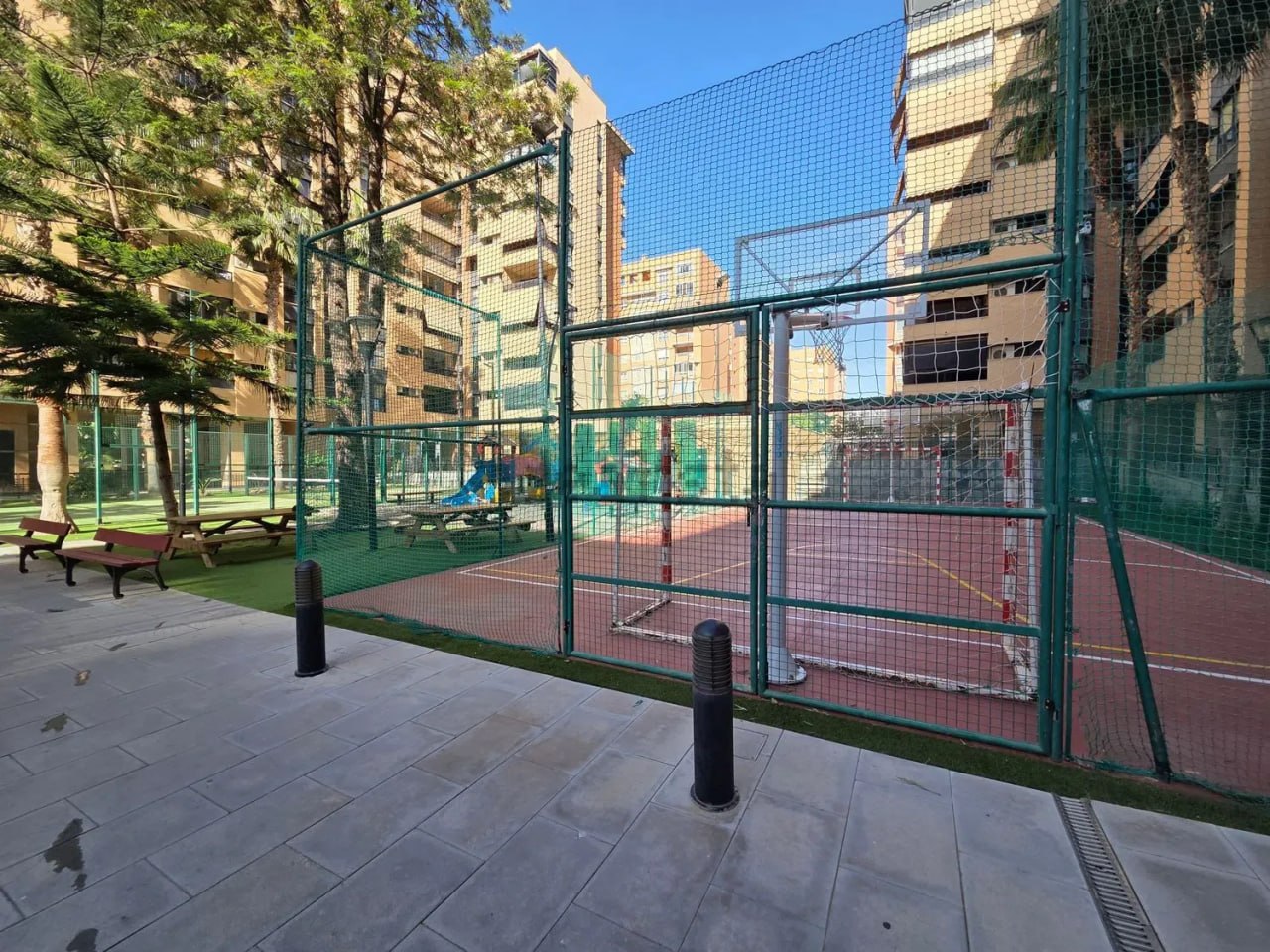 Habitación amplia en apartamento moderno con piscina en Alicante — 9