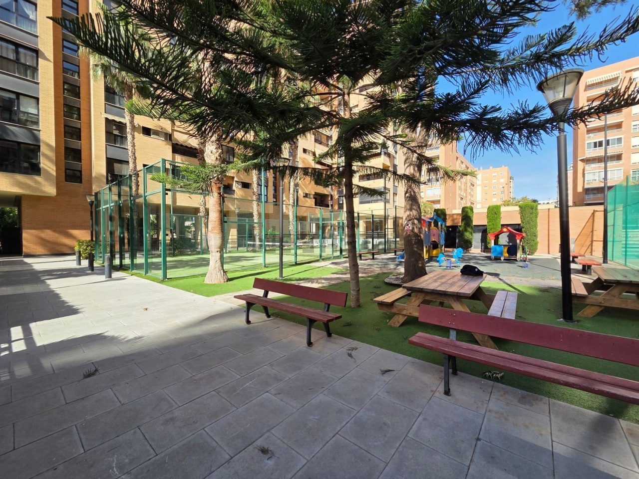 Habitación amplia en apartamento moderno con piscina en Alicante — 10