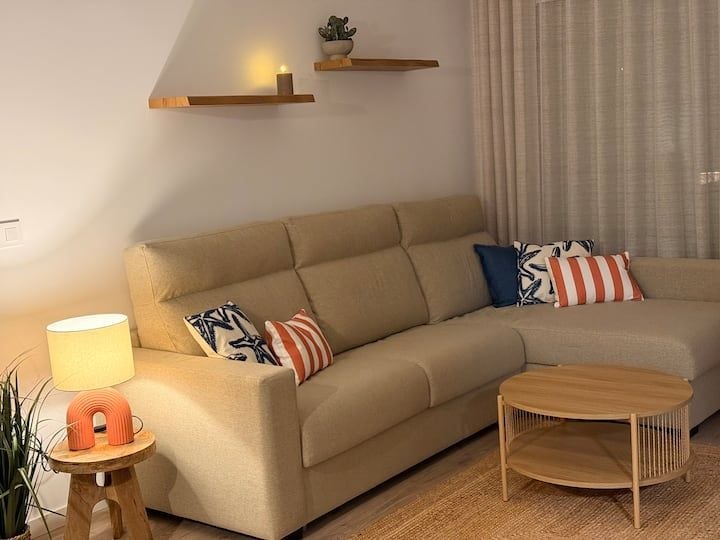Habitación amplia en apartamento moderno con terraza en Alicante