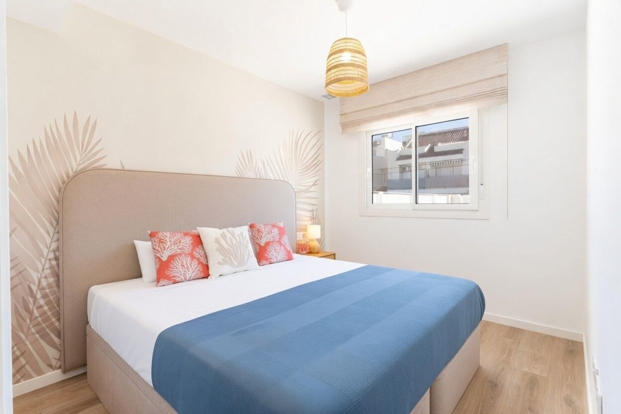 Habitación amplia en apartamento moderno con terraza en Alicante — 2