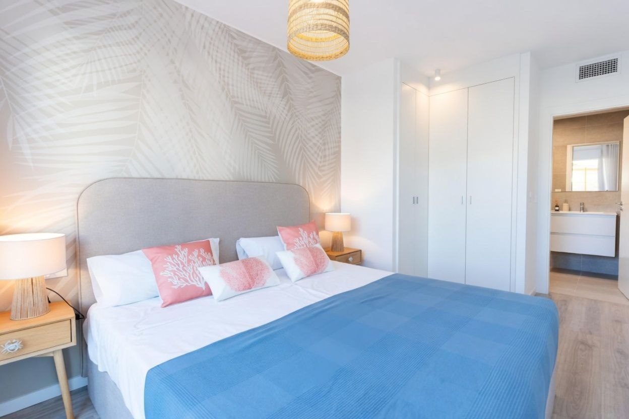 Habitación amplia en apartamento moderno con terraza en Alicante — 5