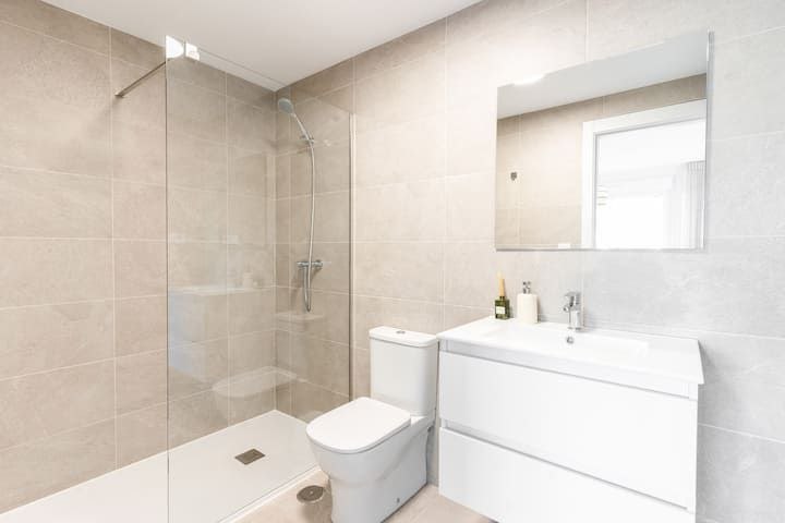 Habitación amplia en apartamento moderno con terraza en Alicante — 8
