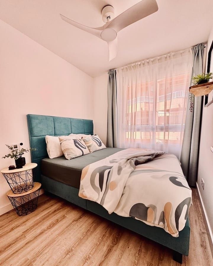 Habitación moderna con cocina abierta y aire acondicionado en Alicante