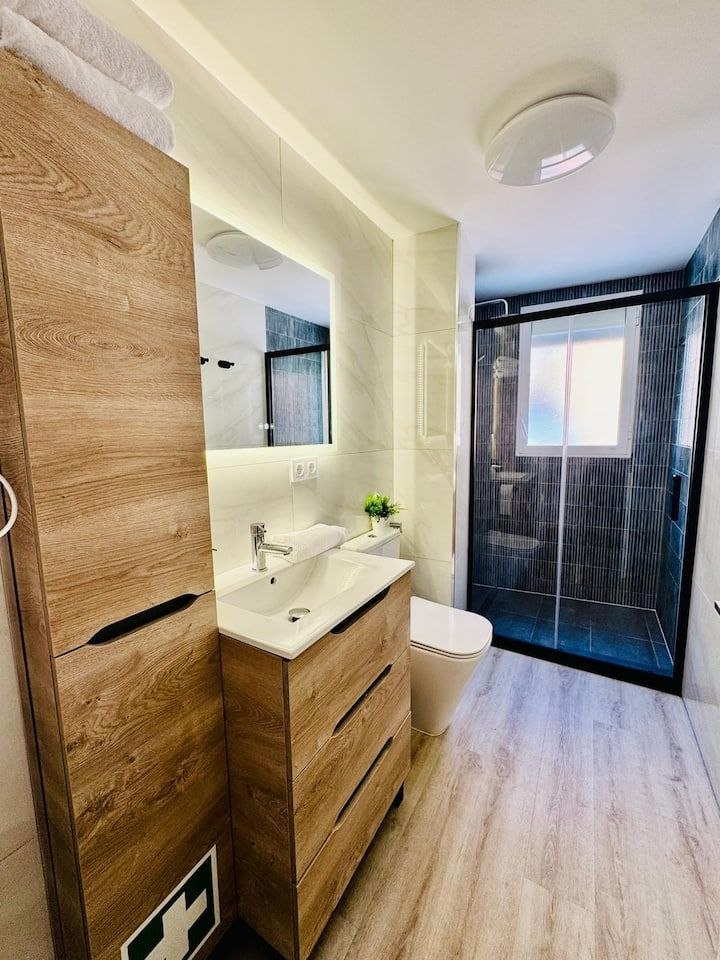 Habitación moderna con cocina abierta y aire acondicionado en Alicante — 2