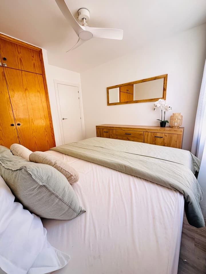 Habitación moderna con cocina abierta y aire acondicionado en Alicante — 3