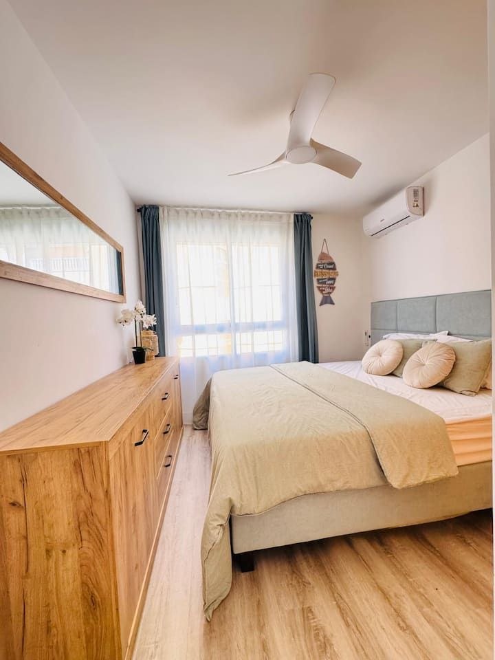 Habitación moderna con cocina abierta y aire acondicionado en Alicante — 4