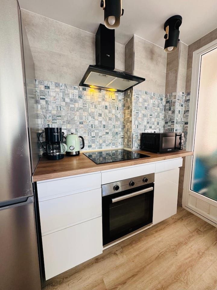 Habitación moderna con cocina abierta y aire acondicionado en Alicante — 6