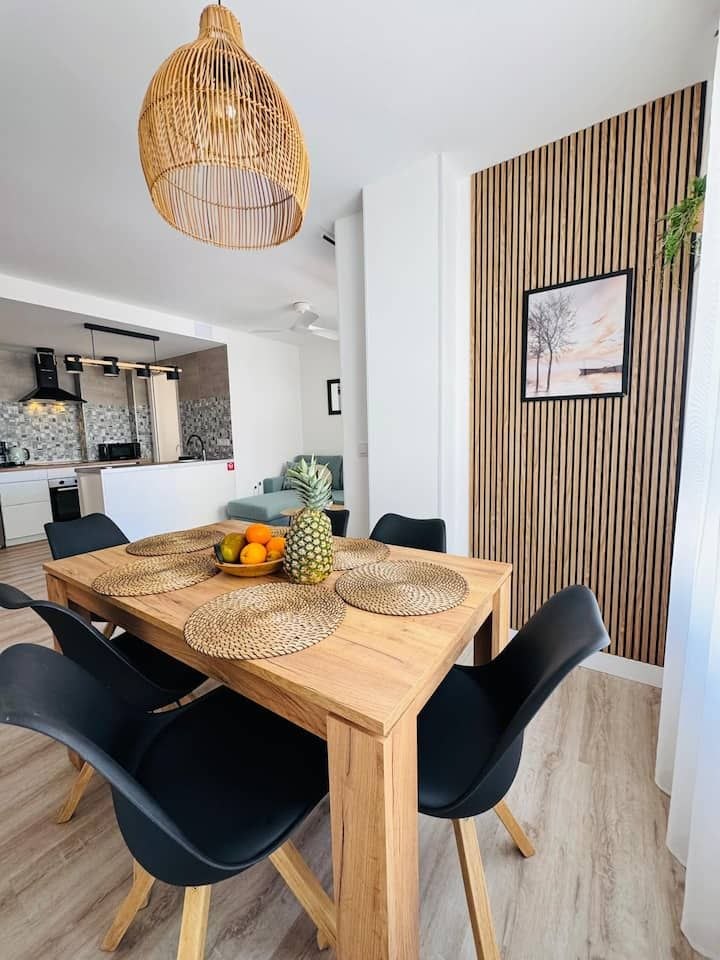 Habitación moderna con cocina abierta y aire acondicionado en Alicante — 7