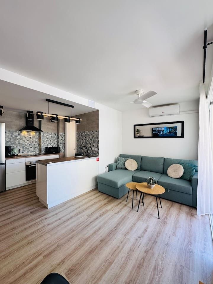Habitación moderna con cocina abierta y aire acondicionado en Alicante — 8